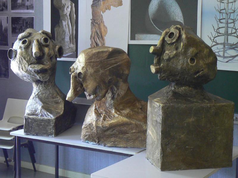 Créer un buste en volume avec du papier mâché et des objets de récupération